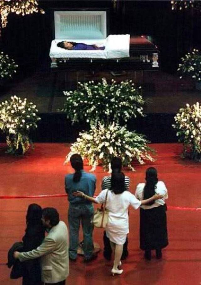 funeral_selena_1.jpg_515671911