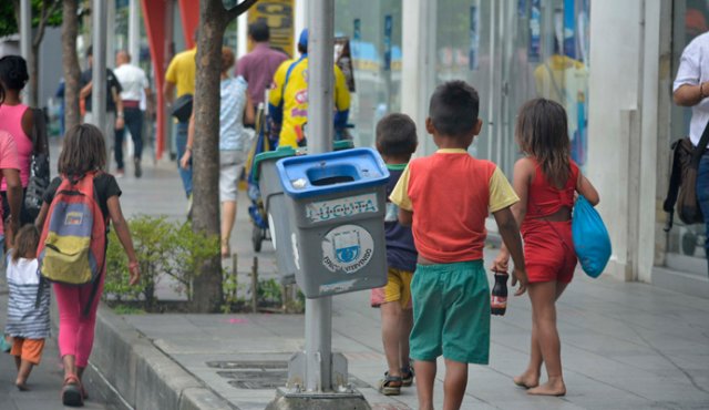 Mamás y niños piden limosna en los andenes del centro de la ciudad. / Foto: Edinsson Figueroa