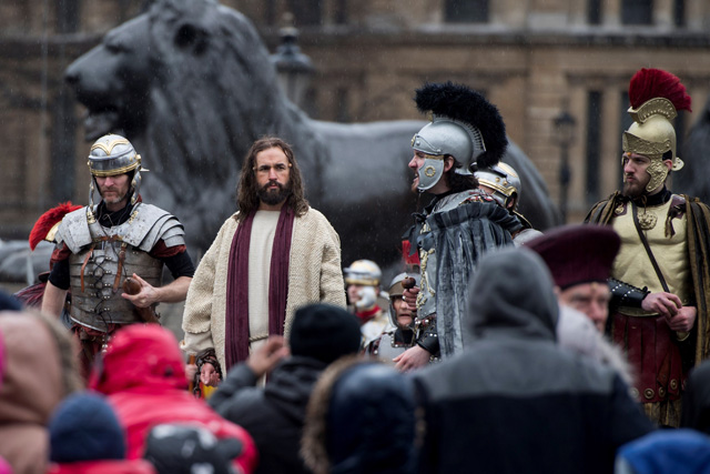 WO004. LONDRES (REINO UNIDO), 30/03/2018.- Recreación de la Pasión de Cristo en Trafagar Square, Londres, Reino Unido, el 30 de marzo del 2018. EFE/Will Oliver