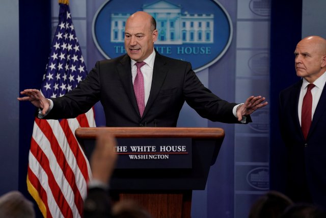 El consejero económico principal de la Casa Blanca, Gary Cohn (L) y el asesor de seguridad nacional de los EE. UU., HR McMaster, hacen preguntas durante la rueda de prensa diaria en la Casa Blanca en Washington, EE.UU., el 23 de enero de 2018. REUTERS / Jonathan Ernst / File Photo