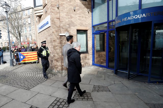 La anterior ministra de Educación de Cataluña, Carla Ponsati, llega a entregarse en una comisaría de Edimburgo, Escocia, Gran Bretaña, el 28 de marzo de 2018. REUTERS / Russell Cheyne