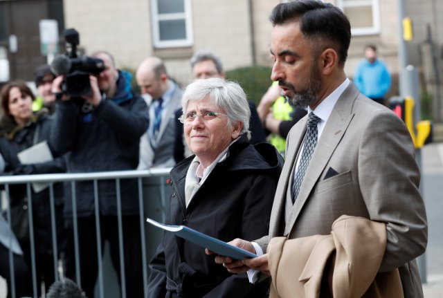 La antigua ministra de Educación de Cataluña, Carla Ponsati, llega con su abogado Aamer Anwar para entregarse en una estación de policía en Edimburgo, Escocia, Gran Bretaña, el 28 de marzo de 2018. REUTERS / Russell Cheyne
