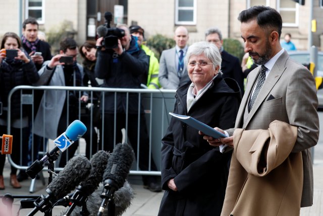 La antigua ministra de Educación de Cataluña, Carla Ponsati, llega con su abogado Aamer Anwar para entregarse en una estación de policía en Edimburgo, Escocia, Gran Bretaña, el 28 de marzo de 2018. REUTERS / Russell Cheyne