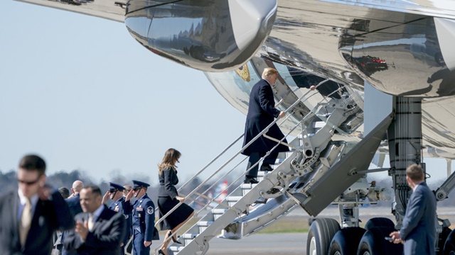 El desplante de Melania a Trump después de que la dejara expuesta a un ventarrón (Video)