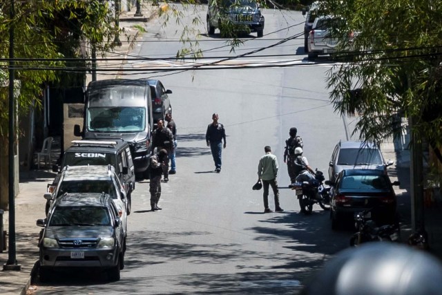 CAR03. CARACAS (VENEZUELA), 01/03/2018.- Miembros del servicio de inteligencia (Sebin) custodian las inmediaciones de la residencia de Leopoldo López hoy, 1 de marzo de 2018, en Caracas (Venezuela). Lilian Tintori, esposa del político venezolano en arresto domiciliario Leopoldo López, denunció hoy que el servicio de inteligencia (Sebin) ingresó "bruscamente" a su residencia y que permanece dentro de su hogar violando su privacidad y señaló que la custodia de su marido debe ser fuera del domicilio. EFE/Miguel Gutiérrez