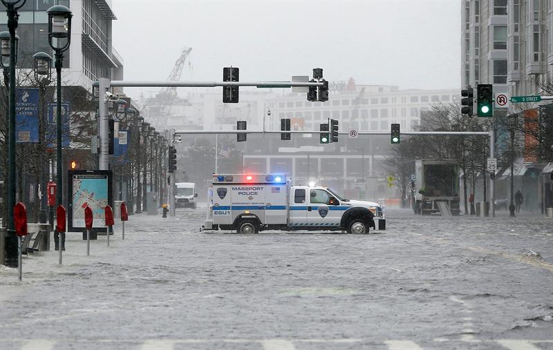 Un temporal de nieve y viento pone en alerta a la costa este de EEUU (Fotos)