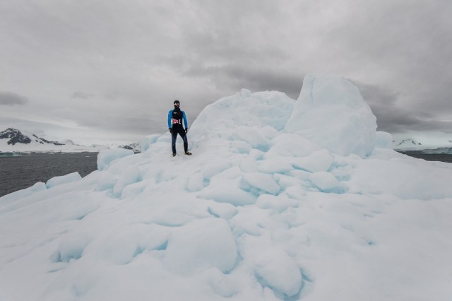 CLO05. ANTÁRTICA, 10/03/2018.- Fotografía sin fechar cedida por Red Bull Colombia que muestra al clavadista Orlando Duque al saltar desde un iceberg, en la Antártica. El clavadista colombiano Orlando Duque saltó desde dos icebergs de gran altura en la Antártida, para cumplir así uno de sus grandes sueños, informó este sábado, 10 de marzo de 2018, su equipo de prensa. EFE/Cortesía Red Bull Colombia/SOLO USO EDITORIAL/NO VENTAS