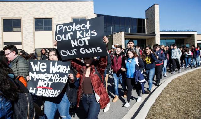 Estudiantes del Round Lake High School participan en el paro realizado a nivel nacional para protestar contra la violencia por armas de fuego, en Round lake, Illinois, Estados Unidos, hoy, 14 de marzo de 2018. EFE