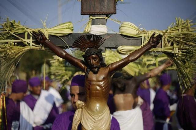 Fieles participan la procesión de los Cristos de Izalco, al oeste de El Salvador. Varios cientos de personas acudieron a dar gracias por un año más de vida y a participar en la única peregrinación cristiana protagonizada por la comunidad indígena siguiendo las costumbres ancestrales. EFE/Rodrigo Sura