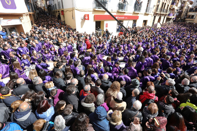 GRAF2950. SAMPER DE CALANDA (TERUEL) (ESPAÑA), 30/03/2018.-Tradicional acto de la Rompida de la hora en Calanda (Teruel), donde miles de tambores y bombos comienzan a tocar a la vez, un año más se ha cumplido la tradición en todas las poblaciones turolenses que conforman de la Ruta del Tambor y el Bombo, que cuenta desde 2014 con el reconocimiento de Fiesta de Interés Turístico Internacional. Del silencio se pasa al poderoso estruendo de tambores y bombos, primero acompasados al particular toque de cada población, después cada pequeño grupo tratando de imponer sobre el resto la potencia o calidad de su toque, que seguirán sonando sin descanso por todos y cada uno de los rincones de las calles. EFE/Antonio García