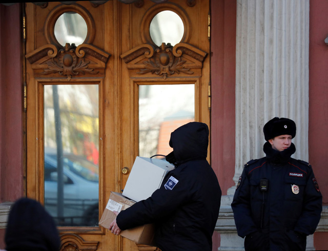 FET01. SAN PETERSBURGO (RUSIA), 30/03/2018.- Un agente de seguridad carga con varias cajas a su salida del Consulado General de EE. UU. en San Petersburgo (Rusia) hoy, 30 de marzo de 2018. Rusia anunció ayer la expulsión de 60 diplomáticos estadounidenses como represalia por una decisión similar adoptada este lunes por Washington por el caso del envenenamiento del espía doble Serguéi Skripal y su hija en el Reino Unido. EFE/ Anatoly Maltsev