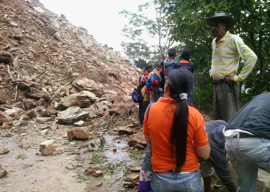 Cierre de vía hacia Trujillo por deslizamiento de tierra #26Mar