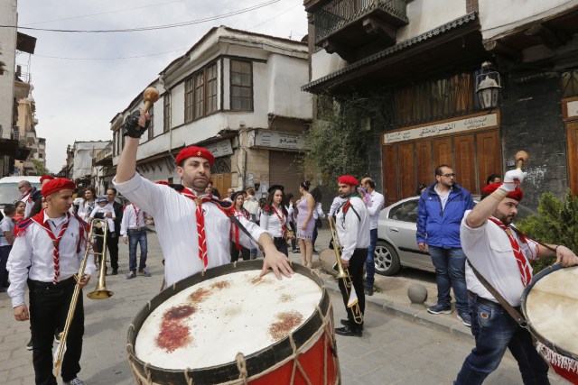 Syrian scouts perform a parade during the Easter celebrations in the Christian neighbourhood of Bab Sharqi in Old Damascus on April 1, 2018. / AFP PHOTO / Louai Beshara