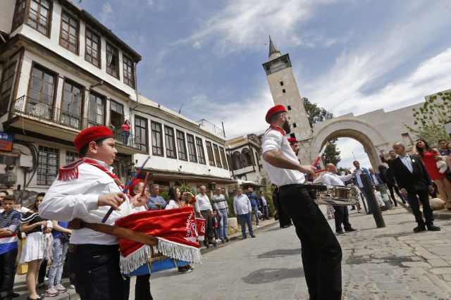 Syrian scouts perform a parade during the Easter celebrations in the Christian neighbourhood of Bab Sharqi in Old Damascus on April 1, 2018. / AFP PHOTO / Louai Beshara