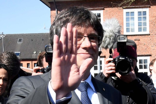 Catalonia's former leader Carles Puigdemont waves as he leaves the prison in Neumuenster, Germany, April 6, 2018. A German court on Thursday rejected an extradition request for Puigdemont on the charge of rebellion for his role in the campaign for the region's independence. REUTERS/Fabian Bimmer