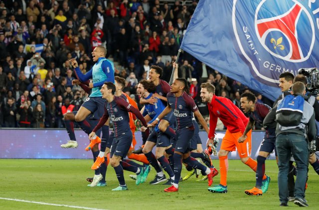 Soccer Football - Ligue 1 - Paris St Germain vs AS Monaco - Parc des Princes, Paris, France - April 15, 2018   Paris Saint-Germain players celebrate after the match after winning Ligue 1             REUTERS/Charles Platiau