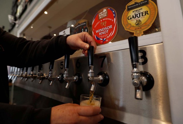 Una copa de cata se llena con la cerveza paleada Windsor Knot de Harry y Meghan en la cervecería Windsor and Eton en Windsor, Gran Bretaña, el 11 de abril de 2018. Fotografía tomada el 11 de abril de 2018. REUTERS / Peter Nicholls