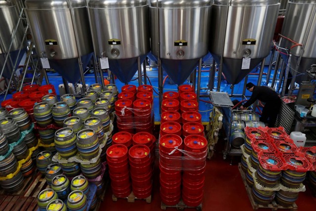 Un trabajador llena barriles con cerveza en la cervecería Windsor and Eton en Windsor, Gran Bretaña, el 11 de abril de 2018. Fotografía tomada el 11 de abril de 2018. REUTERS / Peter Nicholls