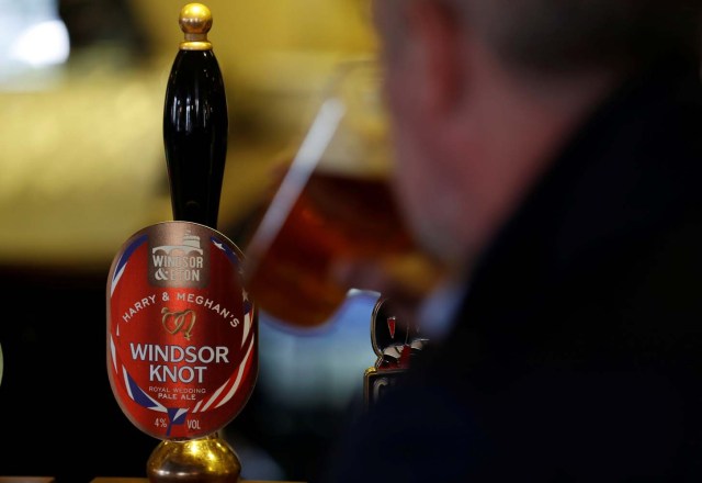 Un hombre bebe de una pinta de cerveza Windsor Knot de Harry y Meghan en un pub de Eton, Gran Bretaña, el 11 de abril de 2018. Fotografía tomada el 11 de abril de 2018. REUTERS / Peter Nicholls IMÁGENES DE TPX DEL DÍA