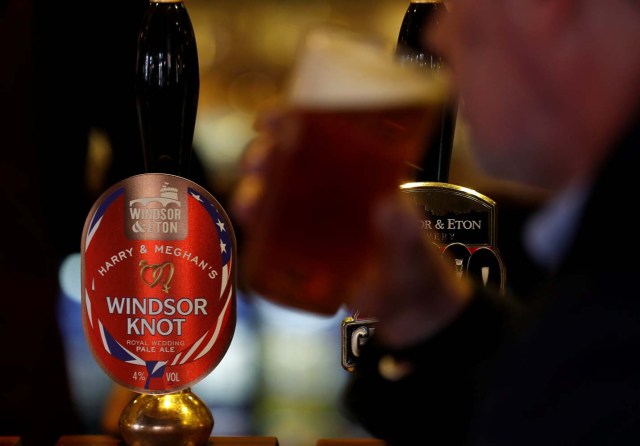 Un hombre bebe de una pinta de cerveza Windsor Knot de Harry y Meghan en un pub de Eton, Gran Bretaña, el 11 de abril de 2018. Fotografía tomada el 11 de abril de 2018. REUTERS / Peter Nicholls