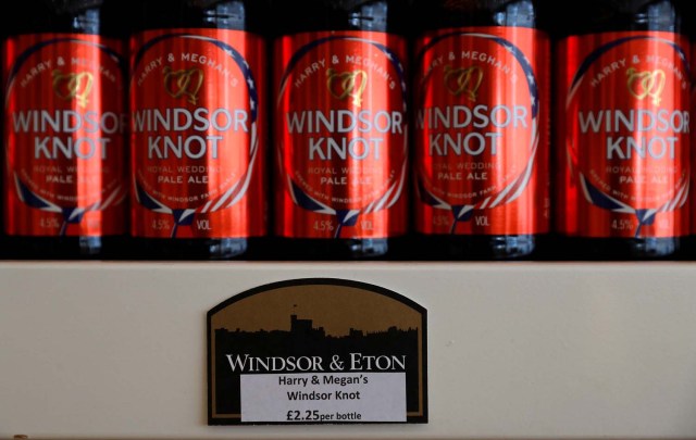 Botellas de Harry y Meghan Windsor Knot pale ale se ven en exhibición en la fábrica de cerveza Windsor and Eton en Windsor, Gran Bretaña 11 de abril de 2018. Fotografía tomada el 11 de abril de 2018. REUTERS / Peter Nicholls