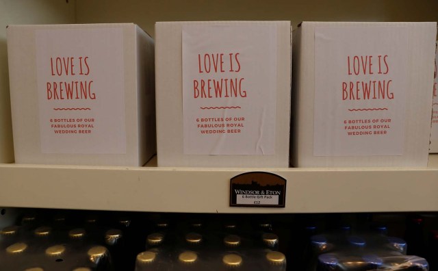 Las cajas de Harry y Meghan Windsor Knot pale ale se venden a la venta en la cervecería Windsor and Eton en Windsor, Gran Bretaña, el 11 de abril de 2018. Fotografía tomada el 11 de abril de 2018. REUTERS / Peter Nicholls