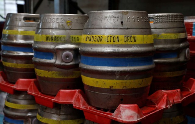 Los barriles de cerveza están listos para despacharse en la cervecería Windsor and Eton en Windsor, Gran Bretaña, el 11 de abril de 2018. Fotografía tomada el 11 de abril de 2018. REUTERS / Peter Nicholls