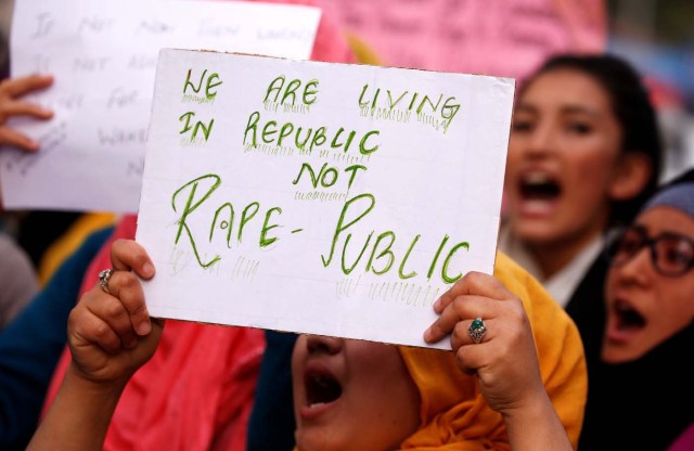 Students shout slogans during a protest against the rape and murder of an eight-year-old girl in Kathua near Jammu, in Srinagar, April 16, 2018. REUTERS/Danish Ismail