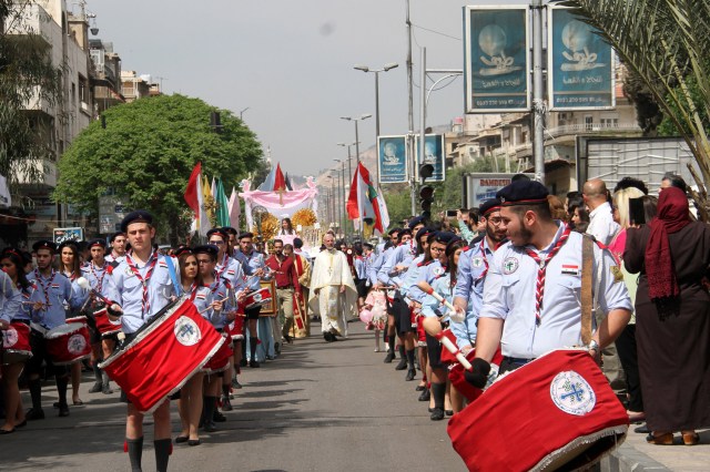 XYB01. Damascus (Syrian Arab Republic), 01/04/2018.- Church Scouts hold flags during a parade at Bab Sharqi neighborhood in Damascus, Syria, 01 April 2018. Syrian Christians hold the customary mass celebrations for the resurrection of Jesus after his crucifixion on Good Friday. (Damasco, Siria) EFE/EPA/YOUSSEF BADAWI