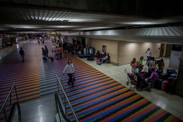 VEN001. MAIQUETIA (VENEZUELA), 6/04/2018.- Vista de pasajeros hoy, viernes 6 de abril de 2018, en el aeropuerto internacional Simón Bolívar, en Maiquetia (Venezuela). El venezolano Instituto Nacional de Aeronáutica Civil (Inac) informó de la suspensión a partir del viernes por 90 días "prorrogables" de "todos los vuelos" de Copa Airlines "desde y hacía el territorio nacional", tras ser incluida por el Gobierno en una lista de empresas que habrían cometido delitos. La panameña Copa Airlines dijo hoy que reembolsará el valor de los boletos no utilizados a sus usuarios con destino a Venezuela. EFE/MIGUEL GUTIÉRREZ