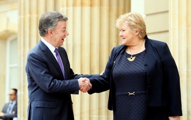 Corrige año / BOG101. BOGOTÁ (COLOMBIA), 09/04/2018.- El presidente colombiano, Juan Manuel Santos (i), saluda a la primera ministra de Noruega, Erna Solberg, durante una ceremonia oficial hoy, lunes 9 de abril de 2018 en Bogotá (Colombia). Colombia y Noruega firmarán un acuerdo por medio del cual se ratifica que los colombianos no requieren visa para estancias de corta duración en ese país europeo. El documento será firmado por la canciller colombiana, María Ángela Holguín, y el embajador de Noruega en Colombia, Johan Vibe, a propósito de la visita oficial al país de Solberg. EFE/MAURICIO DUEÑAS CASTAÑEDA