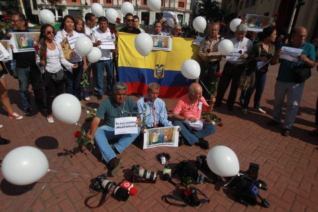 CLI009. CALI (COLOMBIA), 13/04/2018.- Decenas de periodistas participan en un plantón hoy, viernes 13 de abril de 2018, en Cali (Colombia), en rechazo al asesinato de los tres integrantes del equipo periodístico de El Comercio secuestrado el 26 de marzo en la provincia de Esmeraldas, frontera entre Ecuador y Colombia. La Sociedad Interamericana de Prensa (SIP) repudió el "cobarde asesinato" de los trabajadores periodísticos, crimen que consideró un ultraje a la prensa de todo el continente americano. EFE/Ernesto Guzmán Jr.