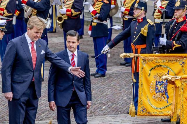 El rey Guillermo Alejandro de Holanda da la bienvenida al presidente de México, Enrique Peña Nieto (c), durante una ceremonia en el palacio Noordeinde de la Haya, en Holanda, hoy, 24 de abril de 2018. El mandatario mexicano realiza una visita oficial al país como parte de su gira europea. EFE/ Robin Utrecht