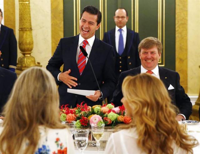 El presidente de México, Enrique Peña Nieto (i), pronuncia un discurso junto al rey Guillermo Alejandro de Holanda (d), durante un almuerzo en el Palacio Noordeinde en La Haya (Holanda) hoy, 24 de abril de 2018. Peña Nieto ha iniciado hoy su visita oficial en los Países Bajos con una reunión con miembros de la federación holandesa de trabajadores (NVO-NCW), seguido de sendos encuentros con el rey Guillermo Alejandro y el primer ministro holandés, Mark Rutte. EFE/ Michael Kooren 