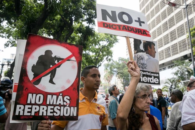 CAR12. CARACAS (VENEZUELA), 27/04/2018.- Manifestantes participan en una protesta hoy, viernes 27 de abril de 2018, en Caracas (Venezuela). Los opositores venezolanos se concentran hoy en varios puntos de Caracas y otros estados del país para protestar contra la crisis económica, social y en rechazo a las elecciones presidenciales del 20 de mayo, que consideran un fraude, atendiendo a la convocatoria del Frente Amplio Venezuela Libre. EFE/Miguel Gutiérrez