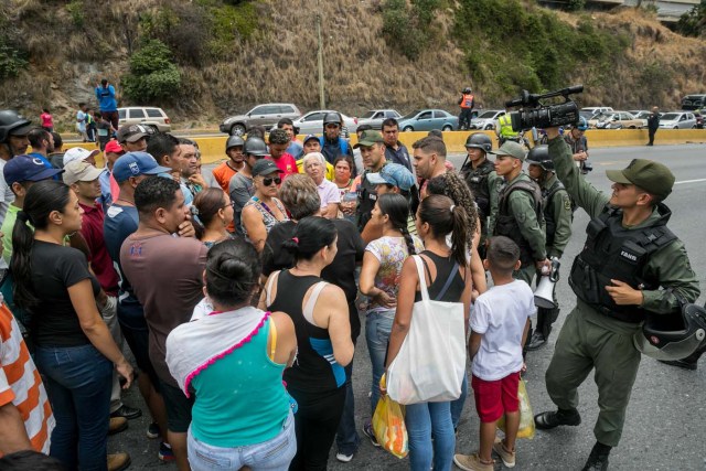 CAR13. CARACAS (VENEZUELA), 27/04/2018.- Miembros de la Guardia Nacional Bolivariana (GNB) conversan con un grupo de manifestantes hoy, viernes 27 de abril de 2018, en Caracas (Venezuela). Los opositores venezolanos se concentran hoy en varios puntos de Caracas y otros estados del país para protestar contra la crisis económica, social y en rechazo a las elecciones presidenciales del 20 de mayo, que consideran un fraude, atendiendo a la convocatoria del Frente Amplio Venezuela Libre. EFE/Miguel Gutiérrez