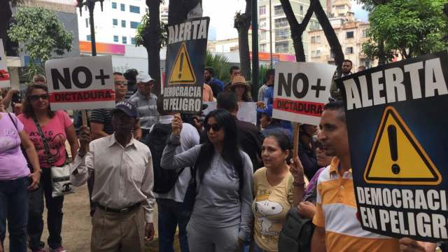 Foto: Oposición manifestó a las puertas del hospital J. M. de Los Ríos ante crisis humanitaria / LaPatilla.com - Eduardo Ríos 