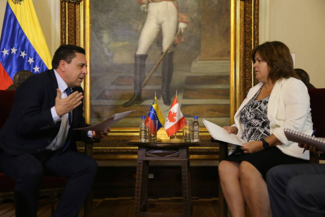 Samuel Moncada entrega nota de protesta. Foto de Twitter @CancilleriaVE 