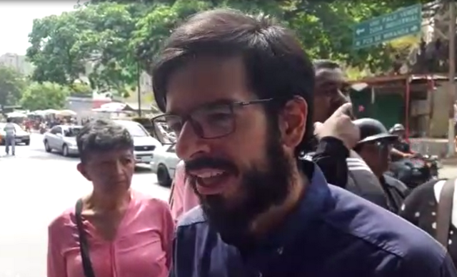 Diputado a la Asamblea Nacional, Miguel Pizarro durante protesta en Palo Verde (Foto captura de video de LaPatilla.com)