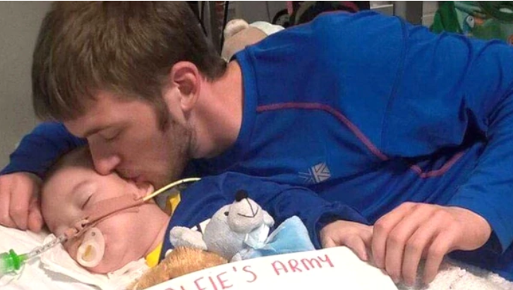 El conmovedor mensaje del padre de Alfie Evans tras la muerte de su hijo