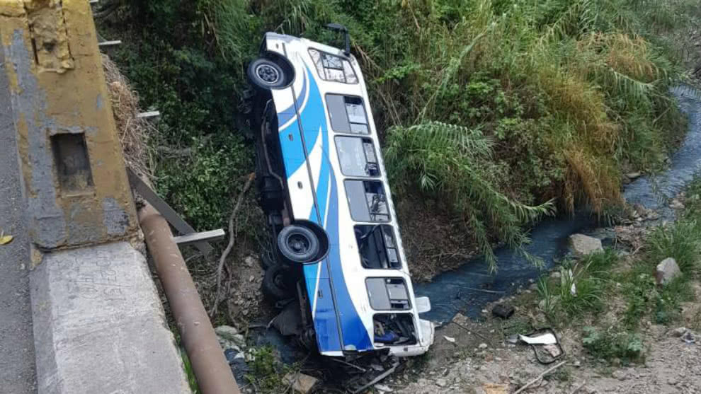 Dos muertos y al menos 17 heridos tras volcar autobús en la Panamericana