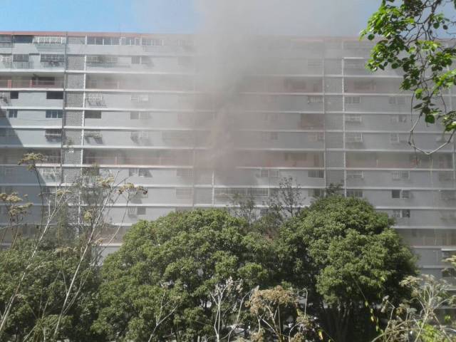 Foto: Reportan incendio en la Urbanización Simón Rodríguez en Caracas  / Cortesía