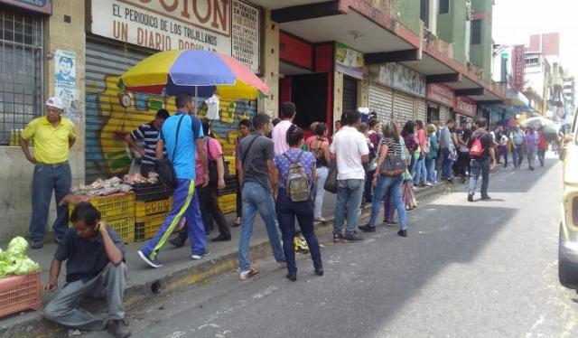 Largas colas para subir al transporte en el estado Trujillo // Foto Cortesía