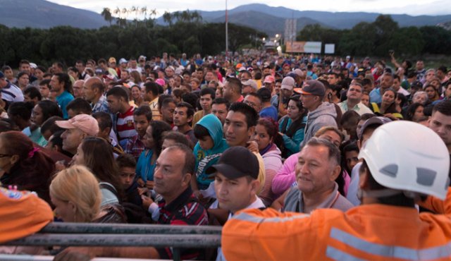 A diario ingresan a Colombia, por el puente Internacional Simón Bolívar, unas 38.000 personas provenientes de Venezuela (Foto: Juan Pablo Cohen / La Opinión)