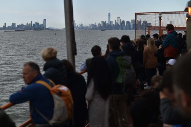 People ride the Staten Island Ferry while in New York City, on April 28, 2018. / AFP PHOTO / HECTOR RETAMAL