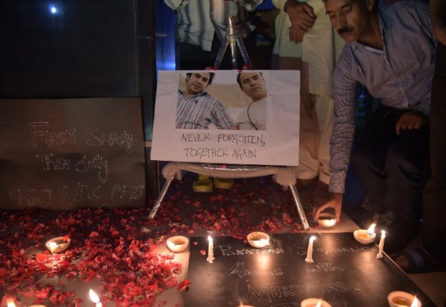 Periodistas paquistaníes encienden velas y lámparas de aceite junto a una fotografía del fotógrafo en jefe de la Agencia France-Presse (AFP) para Afganistán Shah Marai, asesinado junto con otros periodistas afganos en un atentado suicida con blanco, durante una vigilia en Islamabad el 1 de mayo de 2018 Diez periodistas fueron asesinados el 30 de abril, incluido el fotógrafo en jefe de la Agencia France-Presse Shah Marai, en ataques en Kabul que provocaron indignación en todo el mundo y subrayaron los peligros que enfrentan los medios afganos.  AAMIR QURESHI / AFP