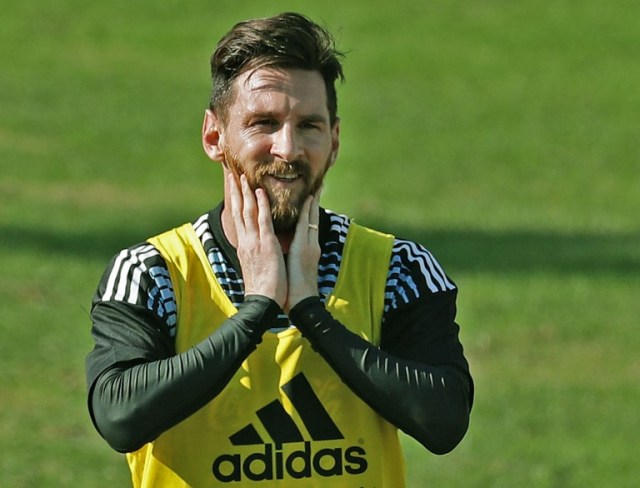  176/5000 El delantero argentino del equipo nacional de fútbol Lionel Messi gesticula durante una sesión de entrenamiento en el estadio Tomas Duco, en Buenos Aires el 27 de mayo de 2018 / AFP PHOTO / ALEJANDRO PAGNI