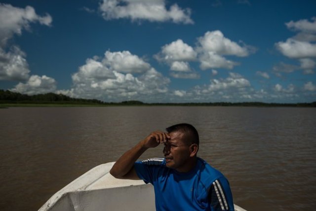  El enfermero Rafael Pequeño viaja de un asentamiento a otro para localizar a los pacientes de sida. Credit Meridith Kohut para The New York Times