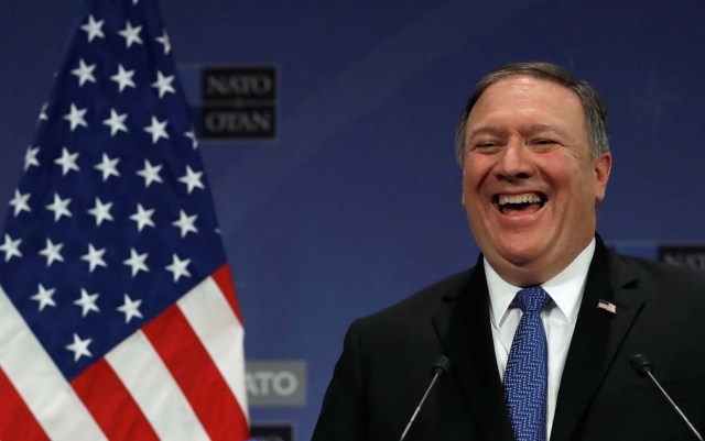 El secretario de Estado de Estados Unidos, Mike Pompeo, sonríe mientras asiste a una conferencia de prensa después de una reunión de ministros de Asuntos Exteriores de la OTAN en la sede de la Alianza, en Bruselas, Bélgica el 27 de abril de 2018. REUTERS / Yves Herman 