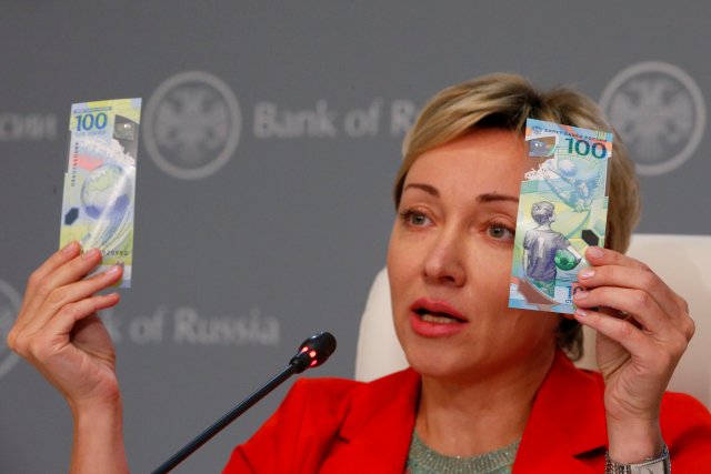 La vicepresidenta del banco central rusa Olga Skorobogatova y el director general de la firma estatal de Goznak Arkady Trachuk asisten a una conferencia de prensa para presentar el nuevo billete de 100 rublos dedicado a la Copa Mundial de la FIFA 2018, en Moscú, Rusia, el 22 de mayo de 2018. REUTERS / Sergei Karpukhin